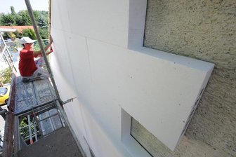 Brandschutz soll verbessert werden - Styroporplatten sind als Dämmstoff beliebt, können aber bei einem Brand unmittelbar vor dem Haus entflammen. Deshalb sollen zusätzliche Brandriegel Pflicht werden, um Fassadenbrände zu verhindern.