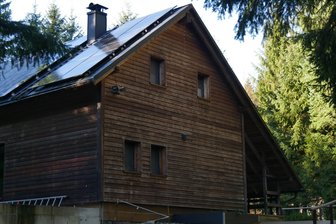Brandschutzauflagen: Aus für Freizeitheim im Vogtland - Die Blockhütte in Grünbach wird künftig nicht mehr als kirchliches Freizeitheim genutzt.
