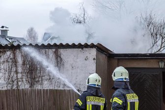 Brandserie im Erzgebirge geht weiter: Schuppen in Geyer in Flammen -