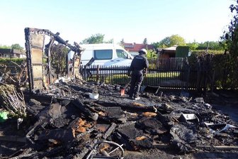 Brandserie in Crimmitschau: Ist hier ein Feuerteufel unterwegs? - Die Feuerwehr musste am frühen Dienstagmorgen ein brennendes Holz-Gartenhaus in der Kleingartenanlage "Am Höllgraben" löschen.