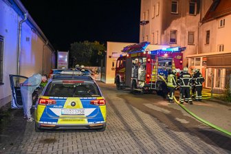 Brandserie in Döbeln: Mülltonnen in Flammen – Sonnenstudio stark beschädigt - In der Nacht zu Samstag gab es in Döbeln einen Brand an einem Geschäftsgebäude.