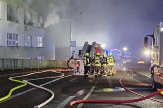 Brandserie in Glauchau: Polizei meldet Ermittlungserfolg - Zeit- und kräfteintensiv: Mehr als zwölf Stunden hat der Einsatz in der Nacht vom 22. zum 23. März im ehemaligen Spinnstoffwerk gedauert. Nun meldet die Polizei einen Ermittlungserfolg.