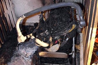 Brandstifter zündeln in zwei Mehrfamilienhäusern -