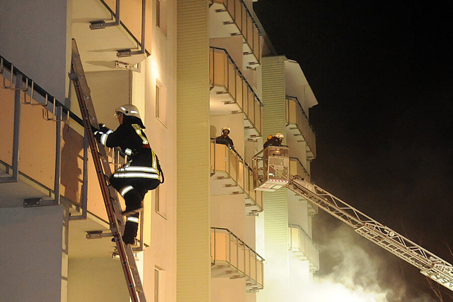 Nachdem am Sonntagabend im Neubaublock Ottendorfer Hang 5 in Hainichen ein Feuer ausgebrochen war, musste die Wehr Menschenleben über die Leitern retten. 