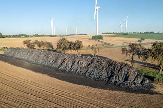 Brandstiftung: 700 Strohballen brennen an A 14 auf einem Feld bei Döbeln nieder - Sieht fast aus wie Lava, ist aber ein abgebrannter Berg aus Strohballen im Windpark bei Strocken.