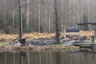 Brandstiftung am idyllischen Schützteich - Die Überreste der Hütte auf einer Insel im Schützteich unweit des Adorfer Ortsteiles Freiberg.