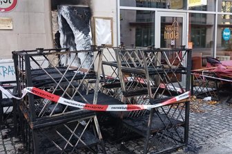 Brandstiftung an Chemnitzer Innenstadtlokal: Tische und Stühle zerstört - Mehrere Tische und Stühle wurden vollständig zerstört, zudem eine Scheibe des Restaurants beschädigt.