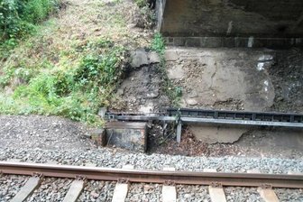 Brandstiftung an der Bahnstrecke - Bundespolizei sucht Zeugen - Der Kabelkanal an der Bahnstrecke Zwickau-Schwarzenberg wurde durch ein Feuer beschädigt.