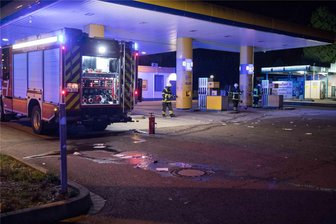 Brandstiftung an Tankstelle in Freiberg: Verdächtige ermittelt - An der Jet-Tankstelle Olbernhauer Straße in Freiberg gab es eine Brandstiftung.