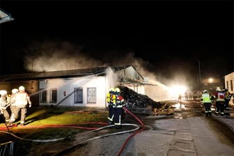 Brandstiftung auf Reiterhof in Oberlichtenau: Betreiber hat einen Verdacht - Gleich zwei Mal musste die Feuerwehr am Sonntag zu einem Brand auf einem Reiterhof in Oberlichtenau ausrücken. Mittlerweile steht fest, dass es sich um Brandstiftung handelt.