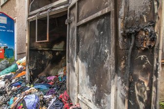 Brandstiftung: Erneut Altkleidercontainer im Erzgebirge in Flammen - Die Container wurden durch das Feuer zerstört. Der Sachschaden wird auf mehrere tausend Euro geschätzt.