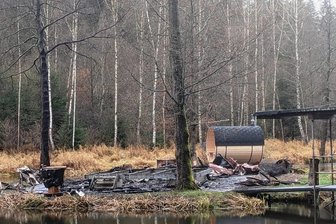 Brandstiftung: Ferienhütte nahe Adorf brennt nieder - Die Überreste der Hütte auf einer Insel im Schützteich unweit des Adorfer Ortsteiles Freiberg.