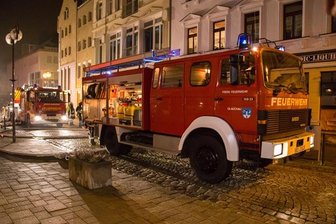 Brandstiftung: Feuer in Mehrfamilienhaus -