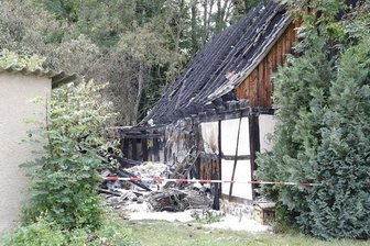 Brandstiftung: Feuerwehr rückt zu brennendem Schuppen aus - Den Brand in einem Mehrzweckschuppen im Lunzenauer Ortsteil Oberhohenkirchen haben Mitglieder von drei Feuerwehren am gestrigen Montag gelöscht.