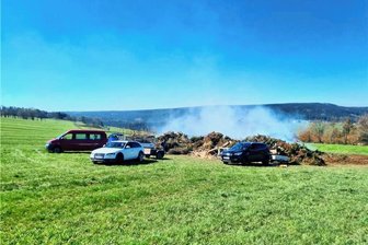Brandstiftung im Erzgebirge: Feuerwehrleute in Breitenbrunn fassungslos - doch es gibt ein Happyend - Seit die Nachricht im Dorf die Runde macht, rollen am Sonntagvormittag Autos mit Holz an. 