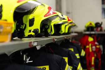 Brandstiftung im Erzgebirge: Zwei Autos in Annaberg-Buchholz schwer beschädigt - Die Feuerwehren in Annaberg und Buchholz sind am Donnerstagabend wegen brennender Autos alarmiert worden.