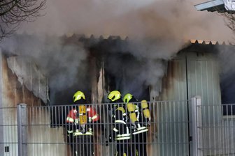 Brandstiftung in Asylheim im Erzgebirge: Videos von Feuer vor Gericht gezeigt - Am 20. Dezember war im Asylwohnheim in Pfaffenhain ein Wohncontainer in Flammen aufgegangen.
