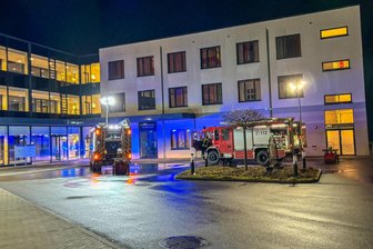 Brandstiftung in Krankenhaus im Erzgebirge: Patientin steckt Bett in Brand - Die Feuerwehr ist am späten Freitagabend zu einem Einsatz am Klinikum in Aue ausgerückt.