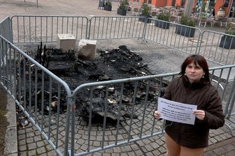 Brandstiftung in Meerane: Tätersuche bisher ohne Erfolg - Stadtbibliothek-Leiterin Adriana Bellmann kurz nach der Brandstiftung vor den Resten des Bücherschrankes.