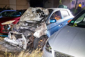 Brandstiftung: Mitsubishi in Zwönitz angezündet - Ein Mitsubishi hat in der Nacht zu Mittwoch in Zwönitz gebrannt. Auch benachbarte Fahrzeuge wurden beschädigt.
