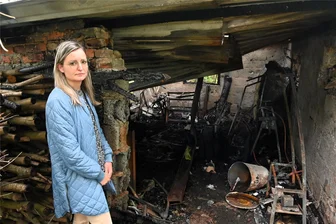 Brandstiftung neben einem bewohnten Haus: Familie aus Hainichen warnt vor Feuerteufel - Stephanie Altmann steht vor dem abgebrannten Schuppen, der am Freitagabend in Hainichen nur wenige Meter vom Wohnhaus entfernt in Flammen aufging.