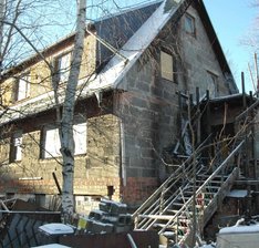 Brandstiftung nicht nachweisbar - 
              <p class="artikelinhalt">Am Eingang dieser verlassenen und verwahrlosten Doppelhaushälfte am Bockauer Weg in Schwarzenberg hat es in der Silvesternacht gebrannt. Ermittlungen wegen fahrlässiger Brandstiftung verliefen ergebnislos. Doch damit sind die Missstände rund um das Haus noch nicht vom Tisch.</p>
            