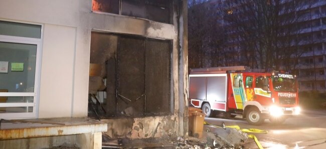 Brandstiftung trifft Ärztehaus: Praxen müssen schließen - Gegen 4.30 Uhr brannte eine Papiertonne an der Straße Usti nad Labem, die Flammen griffen auf die Fassade eines Ärztehauses über. 