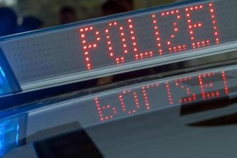 Brandstiftung: Unbekannte zünden Deko-Artikel in Haus an - Unbekannte Täter haben in einem bewohnten Mehrfamilienhaus an der Plauener Hainstraße am Donnerstagabend mehrere Deko-Artikel angebrannt.
