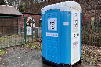 Brandstiftung: Unbekannter zündet Dixi-Klo in Glauchau an - So eine Toilette wurde am Mittwochabend an der Heinrich-von-Wolffersdorff-Straße in Glauchau angezündet. Die Polizei bittet um Hinweise.