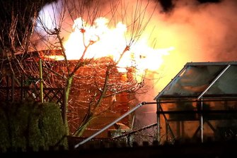 Lichterloh standen die Gartenlauben in Brand.