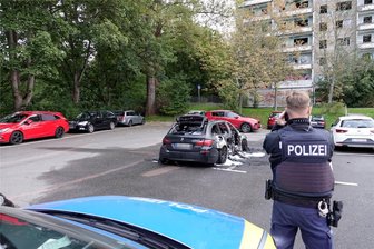 Brandstiftung vermutet: BMW in Chemnitz brennt aus - Auf einem Parkplatz an der Ecke Reichsstraße/Zwickauer Straße geriet in der Nacht auf Montag ein BWM in Brand.