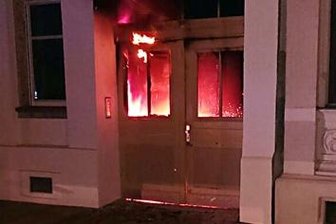Brandstiftung vor Mehrfamilienhaus in Gablenz -