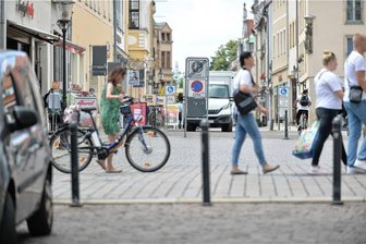 Brandstiftungen, Graffiti, Müll: Wie Freiberg die Probleme in den Griff kriegen will - Freiberg soll sicherer und sauberer werden. Dafür werden auch neue Polleranlagen aufgebaut. Zwischen Kesselgasse und Peterstraße stehen sie schon.