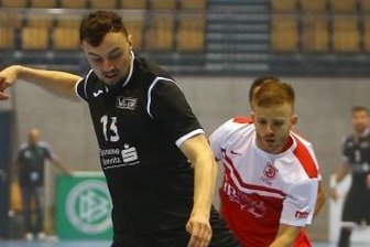 Brasilianer für Sachsen zu stark - Nationalspieler Christopher Wittig (vorn) vom VfL Hohenstein-Ernstthal in Aktion.