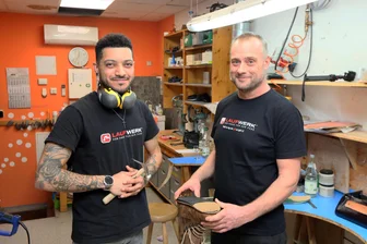 Brasilianer kämpft für seine Traum-Ausbildung bei Zwickauer Betrieb: „Ohne unsere Freundschaft hätten wir das nicht geschafft“ - Paulo Guilherme Dos Santos Silva (links) hat bei Markus Ulrich vom Laufwerk in Zwickau eine Ausbildung zum Orthopädie-Schuhmacher gemacht.