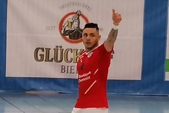 Brasilianer schießt Westsachsen zum ersten Bundesliga-Sieg - Daumen hoch für das Team, Daumen hoch für seine Leistung: Der 29-jährige Brasilianer Claudio Sampaio ist der erste Torschütze für HOT 05 in der neu gegründeten Futsal-Bundesliga.