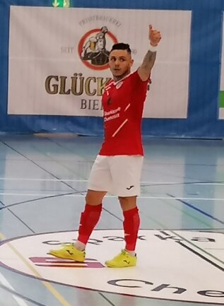 Brasilianer schießt Westsachsen zum ersten Bundesliga-Sieg - Daumen hoch für das Team, Daumen hoch für seine Leistung: Der 29-jährige Brasilianer Claudio Sampaio ist der erste Torschütze für HOT 05 in der neu gegründeten Futsal-Bundesliga.