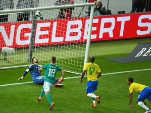 Brasilien verhindert Rekord: DFB-Team unterliegt 0:1 - Brasiliens Gabriel Jesus (r) köpft den Ball zur 1:0-Führung für die Gäste ins Tor. Deutschlands Torwart Kevin Trapp kann den Ball nicht halten.