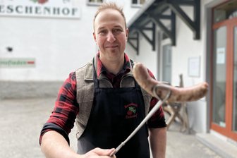 Bratwurst-Seminar im Erzgebirge klärt auf: Es ist keineswegs „wurscht“, was reinkommt - Matthias Gropp stellt sich als Chef der Naturbaude gern selbst an den Grill, um die frischen Würstchen für seine Gäste zu braten.