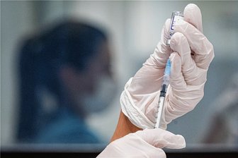 Brauche ich eine vierte Corona-Impfung? - Neu zugelassen: Ein Impfstoff gegen den Omikron-Subtyp BA.1.