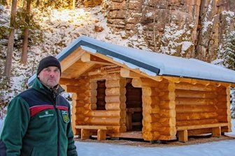 Braucht der Wald im Erzgebirge wirklich eine Winterruhe? - Claus Mittag an der Schutzhütte an den Teufelssteinen bei Johanngeorgenstadt, die der Sachsenforst in diesem Jahr errichtet hat.