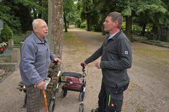 Braucht Werdau einen Friedhofsknigge? „Für die Angehörigen ist das kein Alltag, eher ein emotionaler Ausnahmezustand“ - Mitarbeiter Tino Albrecht (r.) kommt häufig mit den Besuchern des Werdauer Waldfriedhofs ins Gespräch. Auch Rentner Heinz Dörfel nutzt ab und zu die Gelegenheit für einen Plausch.