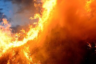 Brauchtumsfeuer vorerst abgesagt: Stadt fällt Montag Entscheidung - 