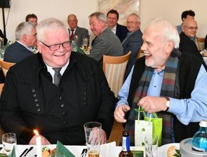 Brauer erhält Universitätsmedaille - Michael Eßlinger (links) und Gunther Emmerlich zur Verabschiedung im Brauhof Freiberg.