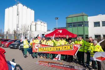Brauer kämpfen für mehr Lohn: Warnstreik bei Sternquell in Plauen - Sternquell-Mitarbeiter haben sich am Mittwochmittag zu einem mehrstündigen Warnstreik versammelt. Das Unternehmen zählt derzeit rund 90 Beschäftigte.