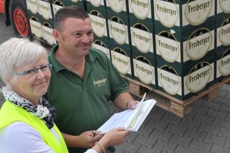 Logistikchefin Elke Heinrich und Fahrer Volker Vergöhl