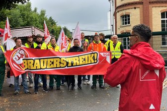 Brauerei-Streik bei Wernesgrüner im Vogtland für mehr Geld: „Wir haben den Anspruch, gleich entlohnt zu werden“ - Arbeitnehmer der Wernesgrüner Brauerei sind in einen Warnstreik getreten.