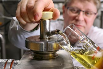 Brauereifest in Gersdorf: Fünf Gründe, warum sich der Besuch nicht nur für Biertrinker lohnt - Braumeister Gerd Grießbach gehört zu dem kleinen Team, das in den letzten Wochen ein neues Glückauf-Bier kreiert hat.