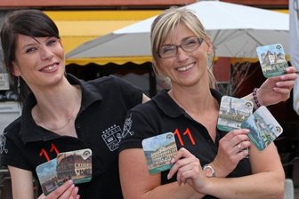 Brauereikultur-Verband verleiht Goldene Glocke für Zwickauer Bierdeckel-Serie - Annekathrin Stier und Anja Rudek vom Zwickauer "Galerie-Café" zeigen die preisgekrönte Bierdeckel-Serie der Mauritius-Brauerei.