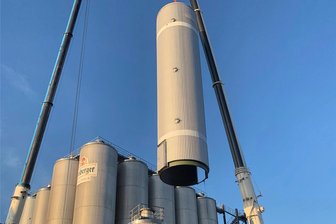 Brauhaus Freiberg stellt vier neue Tanks auf - Fingerspitzengefühl ist gefordert, um die 18 Meter hohen Drucktanks im Freiberger Brauhaus aufzustellen.